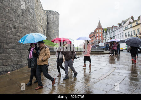 Windsor, Großbritannien. 20. November 2018. Touristen Sonnenschirme Durchführung besuchen Sie die Sehenswürdigkeiten der Stadt wie der Beginn einer Rechtschreibprüfung von mehr winterliche Wetter. Credit: Mark Kerrison/Alamy leben Nachrichten Stockfoto