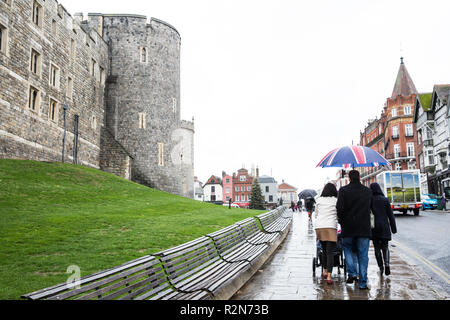 Windsor, Großbritannien. 20. November 2018. Touristen Sonnenschirme Durchführung besuchen Sie die Sehenswürdigkeiten der Stadt wie der Beginn einer Rechtschreibprüfung von mehr winterliche Wetter. Credit: Mark Kerrison/Alamy leben Nachrichten Stockfoto