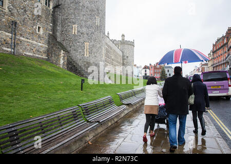 Windsor, Großbritannien. 20. November 2018. Touristen Sonnenschirme Durchführung besuchen Sie die Sehenswürdigkeiten der Stadt wie der Beginn einer Rechtschreibprüfung von mehr winterliche Wetter. Credit: Mark Kerrison/Alamy leben Nachrichten Stockfoto