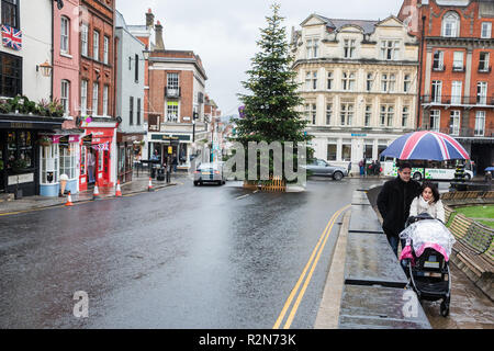 Windsor, Großbritannien. 20. November 2018. Touristen Sonnenschirme Durchführung besuchen Sie die Sehenswürdigkeiten der Stadt wie der Beginn einer Rechtschreibprüfung von mehr winterliche Wetter. Credit: Mark Kerrison/Alamy leben Nachrichten Stockfoto