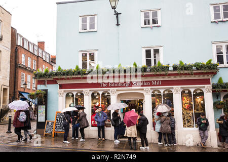 Windsor, Großbritannien. 20. November 2018. Touristen Sonnenschirme Durchführung besuchen Sie die Sehenswürdigkeiten der Stadt wie der Beginn einer Rechtschreibprüfung von mehr winterliche Wetter. Credit: Mark Kerrison/Alamy leben Nachrichten Stockfoto