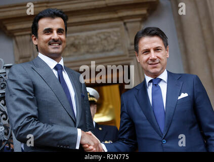 Rom, Italien. 20. November 2018. Italienische Premier Giuseppe Conte, rechts, begrüßt die Katar Emir Scheich Tamim Bin Hamad Al Thani in der Villa Doria Pamphilj. © Riccardo De Luca UPDATE BILDER/Alamy leben Nachrichten Stockfoto