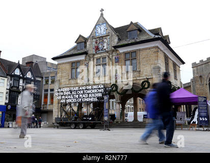 Peterborough, Cambridgeshire, Großbritannien. 20. November 2018. Die Ruhe Gedicht von Dichter Robert Montgomery am Cathedral Square, Peterborough, Cambridgeshire. Dichter Robert Montgomery, Frieden Gedicht, Peterborough, Cambridgeshire, 20. November 2018. Credit: Paul Marriott/Alamy leben Nachrichten Stockfoto