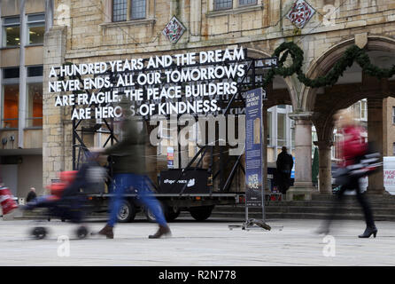 Peterborough, Cambridgeshire, Großbritannien. 20. November 2018. Die Ruhe Gedicht von Dichter Robert Montgomery am Cathedral Square, Peterborough, Cambridgeshire. Dichter Robert Montgomery, Frieden Gedicht, Peterborough, Cambridgeshire, 20. November 2018. Credit: Paul Marriott/Alamy leben Nachrichten Stockfoto