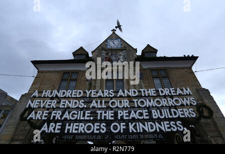 Peterborough, Cambridgeshire, Großbritannien. 20. November 2018. Die Ruhe Gedicht von Dichter Robert Montgomery am Cathedral Square, Peterborough, Cambridgeshire. Dichter Robert Montgomery, Frieden Gedicht, Peterborough, Cambridgeshire, 20. November 2018. Credit: Paul Marriott/Alamy leben Nachrichten Stockfoto