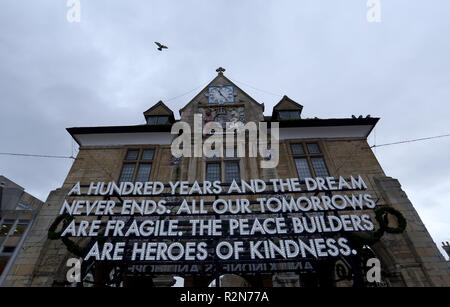 Peterborough, Cambridgeshire, Großbritannien. 20. November 2018. Die Ruhe Gedicht von Dichter Robert Montgomery am Cathedral Square, Peterborough, Cambridgeshire. Dichter Robert Montgomery, Frieden Gedicht, Peterborough, Cambridgeshire, 20. November 2018. Credit: Paul Marriott/Alamy leben Nachrichten Stockfoto