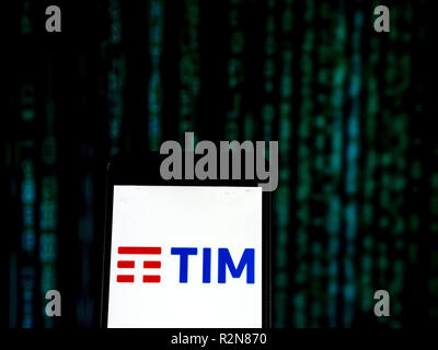 November 20, 2018 - Kiew, Ukraine - Telecom Italia Group Logo gesehen auf einem Smartphone angezeigt. TIM S.P.A., auch unter dem Namen von Telecom Italia ist eine italienische Telekommunikationsunternehmen in Rom und Mailand, die Telefonie, mobile Dienste gehabt, und DSL-Daten Services. Es ist die größte italienische Telekommunikationsdienste Versorger Umsatz- und Abonnenten. (Bild: © Igor Golovniov/SOPA Bilder über ZUMA Draht) Stockfoto