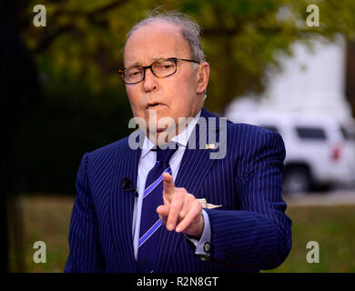 Direktor des National Economic Council Larry Kudlow trifft Reporter an der nördlichen Einfahrt des Weißen Hauses in Washington, DC am Dienstag, 20. November 2018. Kudlow sagte, die Wirtschaft boomt. Credit: Ron Sachs/CNP | Verwendung weltweit Stockfoto