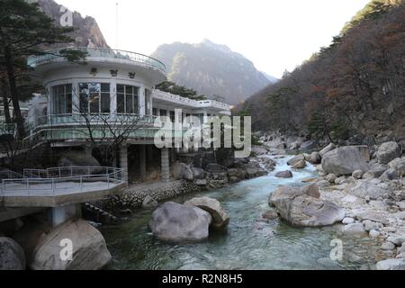 Pjöngjang. 9 Nov, 2018. Foto an November 9, 2018 zeigt die Landschaft des Mount Kumgang Scenic Area. Eine zweitägige Nord - Süd gemeinsame Veranstaltung am Sonntag endete im besonderen Zone für internationale Tour des Mount Kumgang im südöstlichen Teil der Demokratischen Volksrepublik Korea (DVRK) anlässlich des 20-jährigen Jubiläums des Mount kumgang Tourismus Programm zu markieren. Credit: Cheng Dayu/Xinhua/Alamy leben Nachrichten Stockfoto