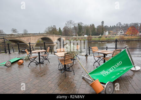 Bewdley, Großbritannien. 20. November 2018. UK Wetter: An einem Bitterkalten November Tag, mit brisk Winde und plötzliche Regengüsse, Folk sind scharf, Schutz zu suchen und zu sehen, was von dem Angebot ihrer lokalen Wirtshaus. Mit allem, was die Entscheidung über im Wind wehen, niemand nimmt das "al fresco" speisen Wahl heute! Quelle: Lee Hudson/Alamy leben Nachrichten Stockfoto