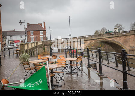 Bewdley, Großbritannien. 20. November 2018. UK Wetter: An einem Bitterkalten November Tag, mit brisk Winde und plötzliche Regengüsse, Folk sind scharf, Schutz zu suchen und zu sehen, was von dem Angebot ihrer lokalen Wirtshaus. Mit allem, was die Entscheidung über im Wind wehen, niemand nimmt das "al fresco" speisen Wahl heute! Quelle: Lee Hudson/Alamy leben Nachrichten Stockfoto