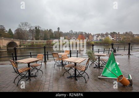 Bewdley, Großbritannien. 20. November 2018. UK Wetter: An einem Bitterkalten November Tag, mit brisk Winde und plötzliche Regengüsse, Folk sind scharf, Schutz zu suchen und zu sehen, was von dem Angebot ihrer lokalen Wirtshaus. Mit allem, was die Entscheidung über im Wind wehen, niemand nimmt das "al fresco" speisen Wahl heute! Quelle: Lee Hudson/Alamy leben Nachrichten Stockfoto