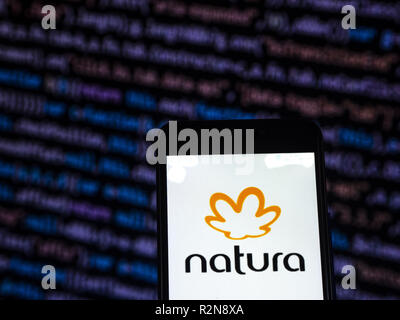 Kiew, Ukraine. 20 Nov, 2018. Natura & Co Manufacturing Company Logo gesehen auf einem Smartphone angezeigt. Quelle: Igor Golovniov/SOPA Images/ZUMA Draht/Alamy leben Nachrichten Stockfoto