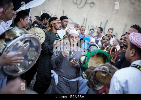 Kairo, Ägypten. 20 Nov, 2018. Sufis nehmen an einem März im Al Hussein Viertel, dem Mawlid al-Nabi al-Sharif, eine Gelegenheit, auf die muslimischen Anhängern der Geburtstag des Islamischen Propheten Mohammed feiern zu markieren, in Rabi' al-Awwal, der dritte Monat im Islamischen Kalender gedacht. Credit: gehad Hamdy/dpa/Alamy leben Nachrichten Stockfoto