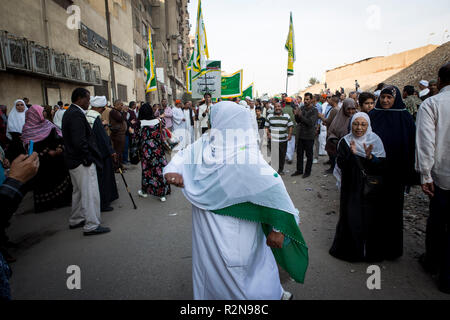 Kairo, Ägypten. 20 Nov, 2018. Sufis nehmen an einem März im Al Hussein Viertel, dem Mawlid al-Nabi al-Sharif, eine Gelegenheit, auf die muslimischen Anhängern der Geburtstag des Islamischen Propheten Mohammed feiern zu markieren, in Rabi' al-Awwal, der dritte Monat im Islamischen Kalender gedacht. Credit: gehad Hamdy/dpa/Alamy leben Nachrichten Stockfoto