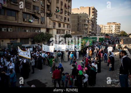 Kairo, Ägypten. 20 Nov, 2018. Sufis nehmen an einem März im Al Hussein Viertel, dem Mawlid al-Nabi al-Sharif, eine Gelegenheit, auf die muslimischen Anhängern der Geburtstag des Islamischen Propheten Mohammed feiern zu markieren, in Rabi' al-Awwal, der dritte Monat im Islamischen Kalender gedacht. Credit: gehad Hamdy/dpa/Alamy leben Nachrichten Stockfoto