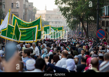 Kairo, Ägypten. 20 Nov, 2018. Sufis nehmen an einem März im Al Hussein Viertel, dem Mawlid al-Nabi al-Sharif, eine Gelegenheit, auf die muslimischen Anhängern der Geburtstag des Islamischen Propheten Mohammed feiern zu markieren, in Rabi' al-Awwal, der dritte Monat im Islamischen Kalender gedacht. Credit: gehad Hamdy/dpa/Alamy leben Nachrichten Stockfoto