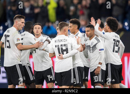 Gelsenkirchen, Deutschland. 19 Nov, 2018. Jubel GER nach dem Ziel machen es 2-0 Torhüter Leroy SANE (rd, GER), in Gelsenkirchen links nach rechts Niklas SUELE (Sule, GER), Nico SCHULZ (GER), Joshua KIMMICH (GER), Thilo KEHRER (GER), Serge GNABRY (GER), Leroy SANE (GER), Fußball, Länder, Nationen, Liga, Deutschland (GER) - Niederlande (NED), 19.11.2018. | Verwendung der weltweiten Kredit: dpa/Alamy leben Nachrichten Stockfoto