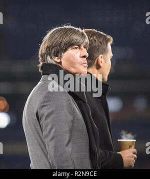 Gelsenkirchen, Deutschland. 19 Nov, 2018. Joachim "Jogi" Löw (NIEDRIG) (Trainer/Bundescoach, GER) Fußball Liga Laenderpiel, Nationen, Deutschland (GER) - Niederlande (NED), 19.11.2018 In Gelsenkirchen. | Verwendung der weltweiten Kredit: dpa/Alamy leben Nachrichten Stockfoto