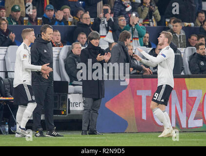 Austausch Timo WERNER r. (GER) Spaziergänge für Marco Reus l. (GER), Joachim "Jogi" Löw (NIEDRIG) (Trainer/Bundescoach, GER) applaudiert Applaus, Ersetzungen, Fußball Bundesländer überein, Nationen Liga, Deutschland (GER) - Niederlande (NED) 2:2, 19/11/2018 in Gelsenkirchen. | Verwendung weltweit Stockfoto