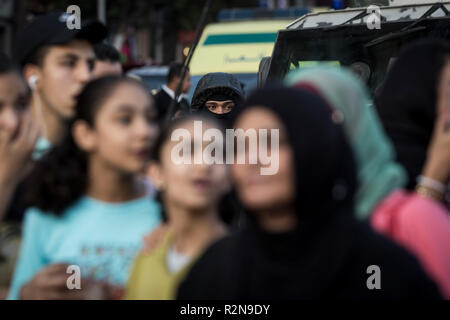 Kairo, Ägypten. 20 Nov, 2018. Ein ägyptischer Polizist sichert einen Sufis März im Al Hussein Viertel, dem Mawlid al-Nabi al-Sharif, eine Gelegenheit, auf die muslimischen Anhängern der Geburtstag des Islamischen Propheten Mohammed feiern zu markieren, in Rabi' al-Awwal, der dritte Monat im Islamischen Kalender gedacht. Credit: gehad Hamdy/dpa/Alamy leben Nachrichten Stockfoto