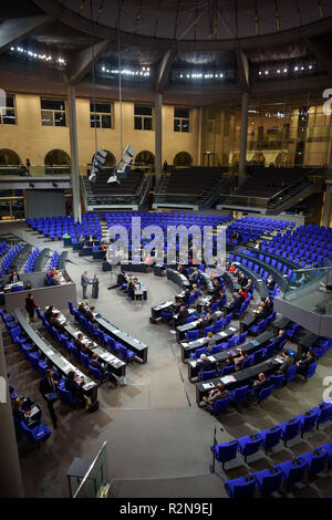 Berlin, Deutschland. 20 Nov, 2018. Die Mitglieder des Bundestages der Bundeshaushalt für 2019 während der 63. Sitzung des Deutschen Bundestages diskutieren im Plenarsaal des Reichstages. Credit: Gregor Fischer/dpa/Alamy leben Nachrichten Stockfoto