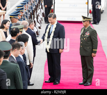 Manila, Philippinen. 20 Nov, 2018. Der chinesische Präsident Xi Jinping ist bei seiner Ankunft in Manila begrüßt, die Philippinen, Nov. 20, 2018. Xi kam hier am Dienstag für einen Staatsbesuch in den Philippinen. Credit: Huang Jingwen/Xinhua/Alamy leben Nachrichten Stockfoto