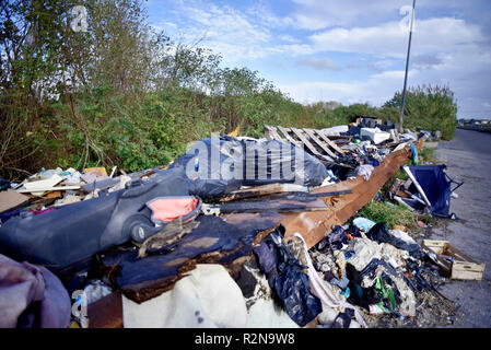 Foto LaPresse - Alessandro Pone 20 Novembre, Napoli (Italia) Cronaca Reportage nella Terra dei Fuochi. Im Foto rifiuti ammassati sul Ciglio della strada eine Giugliano. Foto Lapresse Alessandro Pone, 20. November Napoli Reportage im Land der Brände. Im Foto Müll angesammelt auf der Seite der Straße in Giugliano. Stockfoto