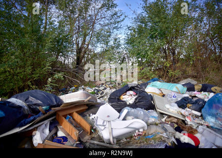 Foto LaPresse - Alessandro Pone 20 Novembre, Napoli (Italia) Cronaca Reportage nella Terra dei Fuochi. Im Foto rifiuti ammassati sul Ciglio della strada eine Giugliano. Foto Lapresse Alessandro Pone, 20. November Napoli Reportage im Land der Brände. Im Foto Müll angesammelt auf der Seite der Straße in Giugliano. Stockfoto