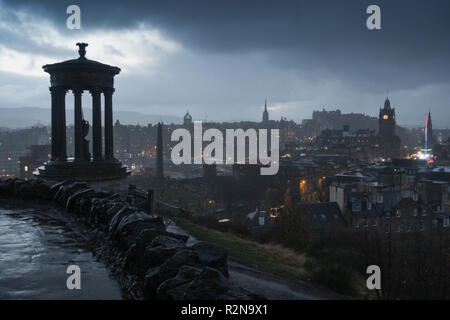 Edinburgh, Schottland, Großbritannien. 20. November 2018. Blick über die Stadt Edinburgh von Calton Hill in der Dämmerung als schwerer Regen und Wind über die Stadt. Verunsichert das kältere Wetter wird erwartet viel von Schottland über die nächsten Tage zu beeinflussen. Credit: Iain Masterton/Alamy leben Nachrichten Stockfoto