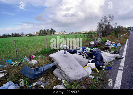 Foto LaPresse - Alessandro Pone 20 Novembre, Napoli (Italia) Cronaca Reportage nella Terra dei Fuochi. Im Foto rifiuti ammassati sul Ciglio della strada eine Giugliano. Foto Lapresse Alessandro Pone, 20. November Napoli Reportage im Land der Brände. Im Foto Müll angesammelt auf der Seite der Straße in Giugliano. Stockfoto