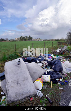 Foto LaPresse - Alessandro Pone 20 Novembre, Napoli (Italia) Cronaca Reportage nella Terra dei Fuochi. Im Foto rifiuti ammassati sul Ciglio della strada eine Giugliano. Foto Lapresse Alessandro Pone, 20. November Napoli Reportage im Land der Brände. Im Foto Müll angesammelt auf der Seite der Straße in Giugliano. Stockfoto