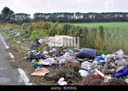 Foto LaPresse - Alessandro Pone 20 Novembre, Napoli (Italia) Cronaca Reportage nella Terra dei Fuochi. Im Foto rifiuti ammassati sul Ciglio della strada eine Giugliano. Foto Lapresse Alessandro Pone, 20. November Napoli Reportage im Land der Brände. Im Foto Müll angesammelt auf der Seite der Straße in Giugliano. Stockfoto