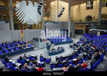 Berlin, Deutschland. 20 Nov, 2018. Die Mitglieder des Bundestages der Bundeshaushalt für 2019 während der 63. Sitzung des Deutschen Bundestages diskutieren im Plenarsaal des Reichstages. Credit: Gregor Fischer/dpa/Alamy leben Nachrichten Stockfoto