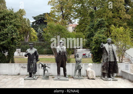 Tirana, Albanien. 28 Okt, 2018. Die bronzefiguren von Josef Wissarionowitsch STALIN (L, R), Wladimir Iljitsch Lenin (M) und die steinerne Büste von Enver Hoxha (2. von rechts) stand auf dem Freigelände der National Gallery. Tirana ist die Hauptstadt von Albanien. Credit: Peter Endig/dpa-Zentralbild/ZB/dpa/Alamy leben Nachrichten Stockfoto