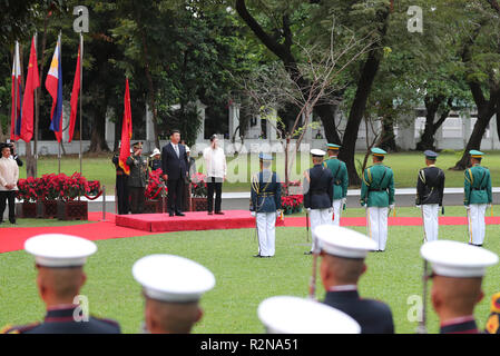 Manila, Philippinen. 20 Nov, 2018. Der chinesische Präsident Xi Jinping besucht eine Begrüßungszeremonie statt von seinem philippinischen Amtskollegen Rodrigo Duterte vor ihren Gesprächen in Manila, Philippinen, Nov. 20, 2018. Credit: Ding Lin/Xinhua/Alamy leben Nachrichten Stockfoto