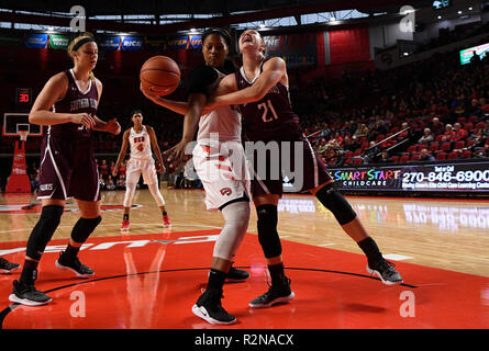 November 20, 2018; Southern Illinois Salukis guard Payton McCallister (21) wird von der Western Kentucky Hilltoppers vorwärts Jae' Lisa Allen (13) Während ein NCAA Basketball Spiel zwischen den südlichen Illinois Salukis und die westlichen Kentucky Hilltoppers an E. A. Diddle Arena in Bowling Green, KY verschmutzt ist. (Foto: Steve Roberts/Cal Sport Media) Stockfoto