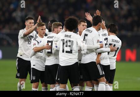 Gelsenkirchen, Deutschland. 19 Nov, 2018. firo: 19.11.2018, Fußball, Landerspiel, National Team, Saison 2018/2019 Liga, UEFA-Nationen, GER, Deutschland - NED, Niederlande, Holland, 2:2 GER Joshua Kimmich, mehr als 5 fünf Spieler, Jubel, goaljubel, GER Leroy Sané, Sane, GER Timo Werner, GER Mats Hummels, GER Nico Schulz, GER Niklas Sule, Suele, | Nutzung der weltweiten Kredit: dpa/Alamy leben Nachrichten Stockfoto