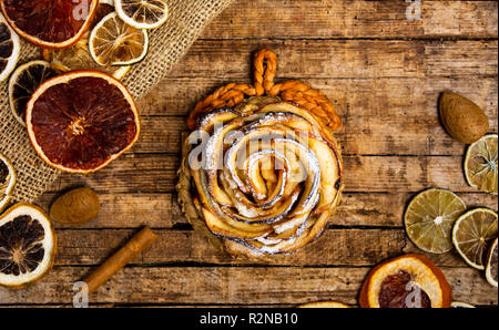 Blume geformte gebackenen Apfelkuchen bestreut mit Zucker Stockfoto
