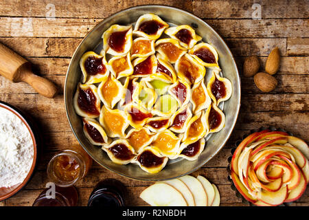 Hausgemachten süßen Kuchen mit verschiedenen Konfitüren Draufsicht Stockfoto