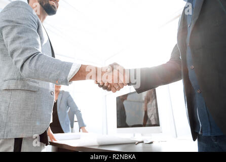 Bis zu schließen. Architekten und Kunden Hände schütteln in der Hauptniederlassung Stockfoto