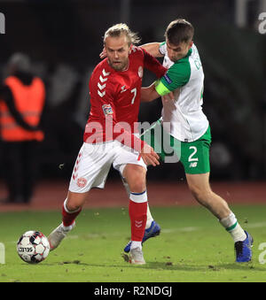 Dänemark Christian Gytkjaer (links) und der Republik Irland Seamus Coleman Kampf um den Ball während der UEFA Nationen Liga, Gruppe B 4 Match an Ceres Park, Aarhus. Stockfoto