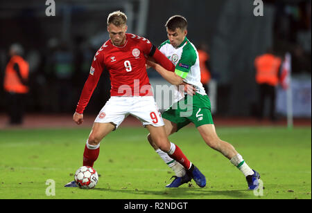 Dänemarks Nicolai Jorgensen (links) und der Republik Irland Seamus Coleman Kampf um den Ball während der UEFA Nationen Liga, Gruppe B 4 Match an Ceres Park, Aarhus. Stockfoto