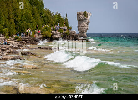 Gruppe von Besuchern genießen Blumentopf Insel mit Wellen am Ufer von Fathom Five National Marine Park in Tobermory, Ontario, Kanada Stockfoto