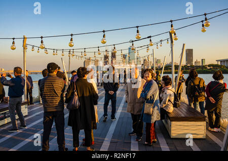 Ein riverboat Vergnügen Kreuzfahrt in den Han-fluss in Seoul, Südkorea in den frühen Abend. Stockfoto