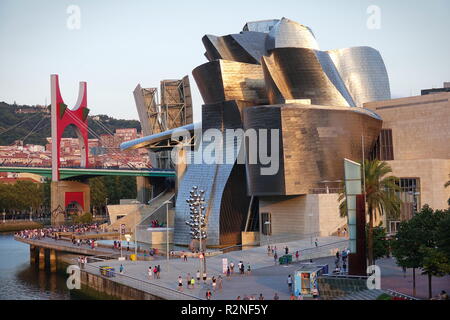 BILBAO, Spanien - August 2018 - Außenansicht des Guggenheim Museum Bilbao, eine moderne und zeitgenössische Kunst Museum, entworfen von dem berühmten Architekten Frank Geh Stockfoto