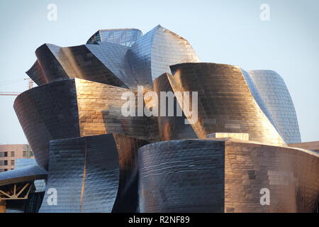 BILBAO, Spanien - August 2018 - Außenansicht des Guggenheim Museum Bilbao, eine moderne und zeitgenössische Kunst Museum, entworfen von dem berühmten Architekten Frank Geh Stockfoto