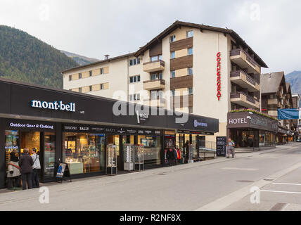 Zermatt, Schweiz - 16. September 2018: Stores at Bahnhofplatz Square in der Nähe von Zermatt in den Morgen. Zermatt ist eine Gemeinde im distr Stockfoto