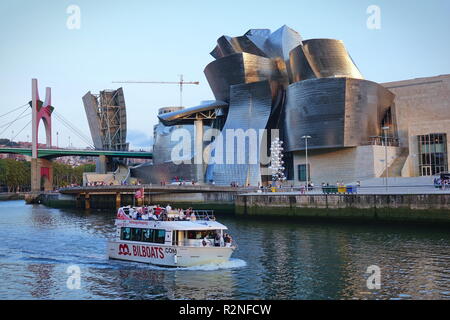 BILBAO, Spanien - August 2018 - Außenansicht des Guggenheim Museum Bilbao, eine moderne und zeitgenössische Kunst Museum, entworfen von dem berühmten Architekten Frank Geh Stockfoto
