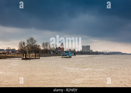 Fähre Navigieren auf der Elbe in einem kalten trüben Wintertag in Hamburg Stockfoto